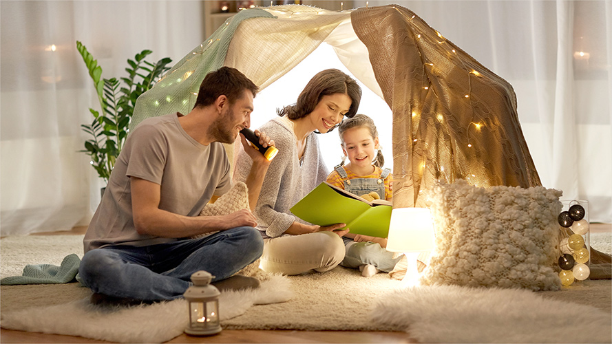 Mother and father reading to their child; image used for HSBC Guaranteed Income Advantage Plan 